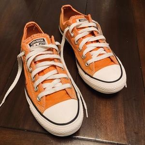 Converse Chuck Taylors. Womens 7